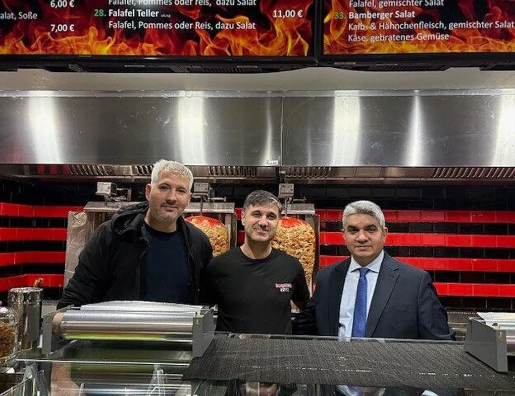 Die Inhaber des Bamberger Döner im Laden