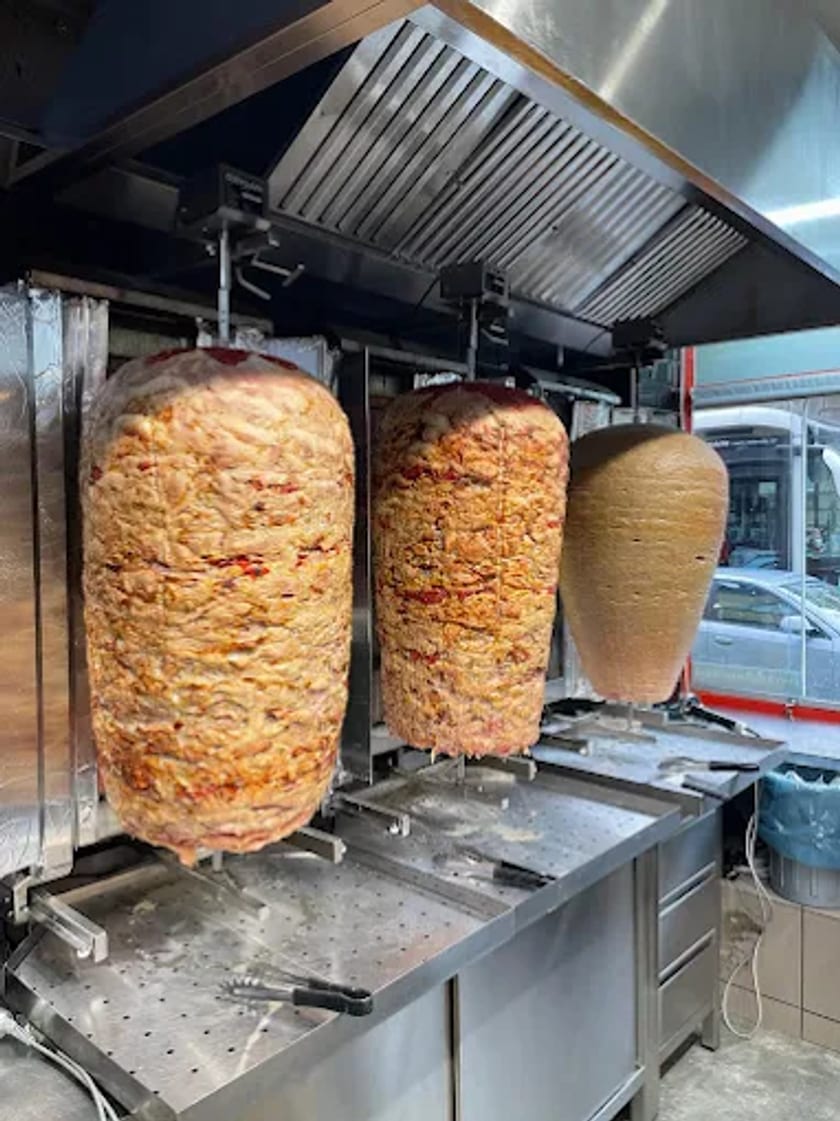 Drei Dönerspieße am Grill: Kalb, Hähnchen und vegetarisch