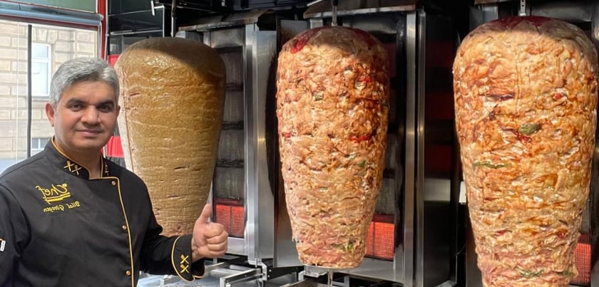 Inhaber des Bamberger Döner vor den frischen Dönerspießen