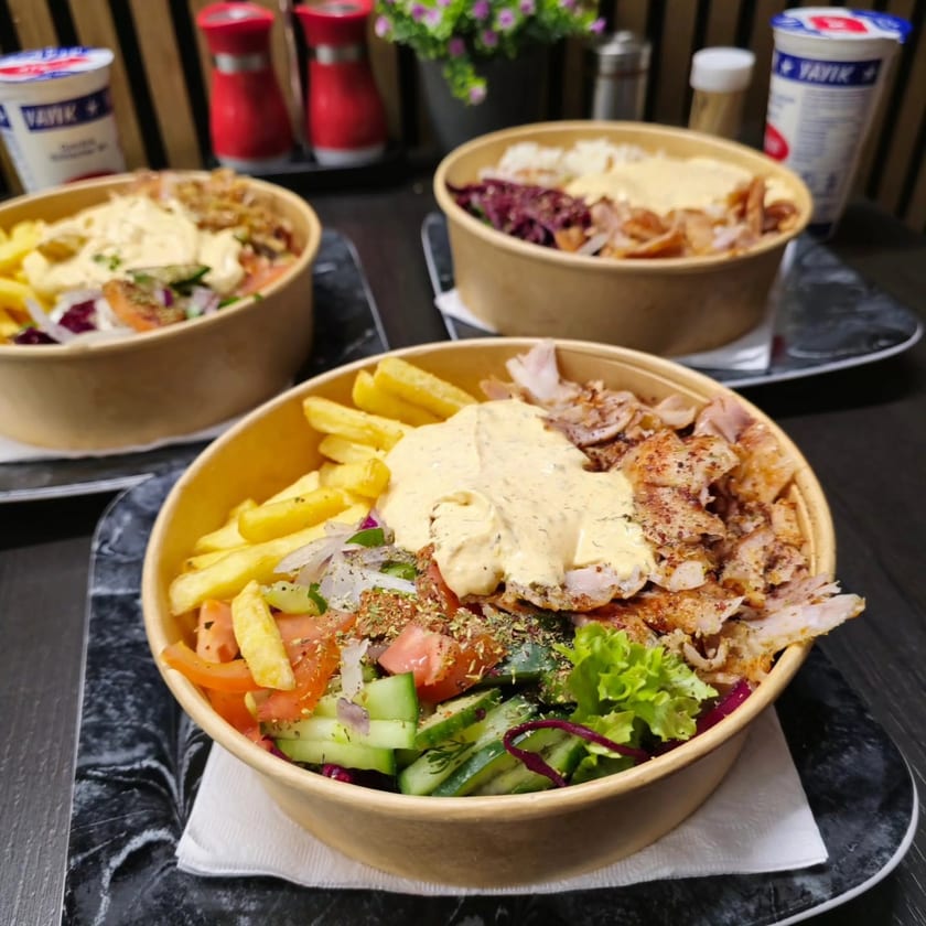 Döner-Teller großzügig belegt mit Fleisch, Salat und Soße